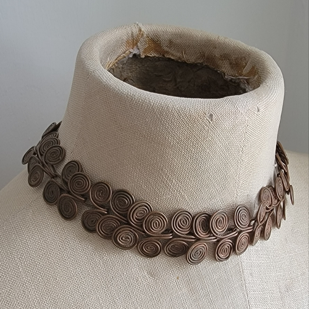 Hand-made copper twist necklace/choker. 15. 5 inch length. 1 inch width. VG cond